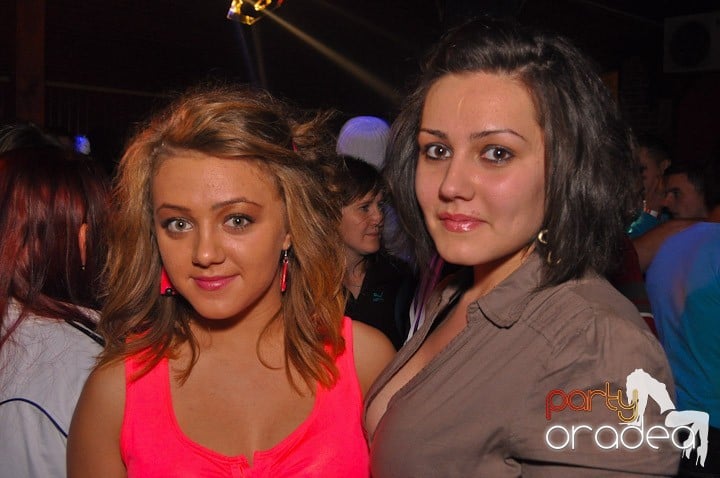 Distracţie şi voie bună în Disco Faház, 