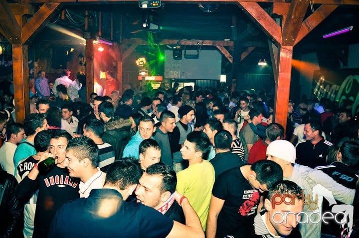 Distracţie şi voie bună în Disco Faház, 