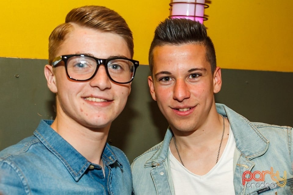 Distracţie şi voie bună în Yellow, 