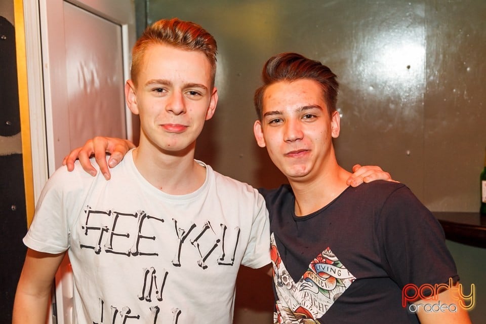 Distracţie şi voie bună în Yellow, 