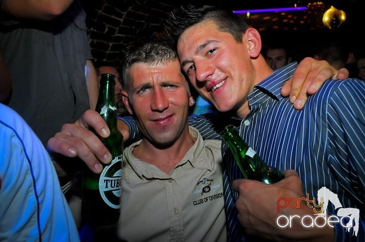 Escape Party sâmbătă seara, 