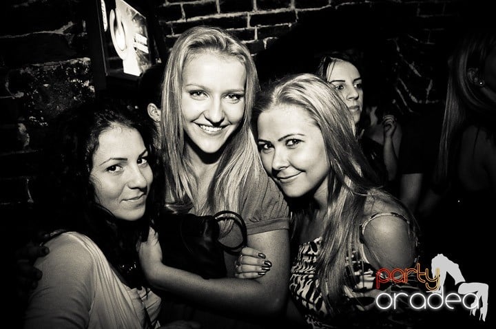 Escape Party sâmbătă seara, 