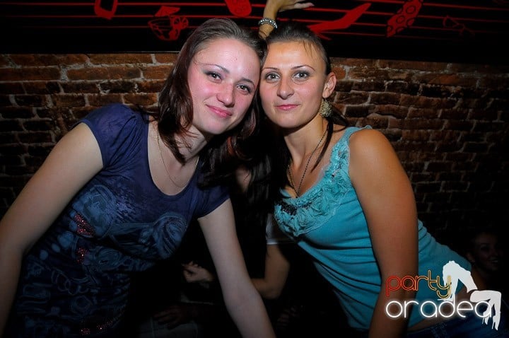 Escape Party sâmbătă seara, 