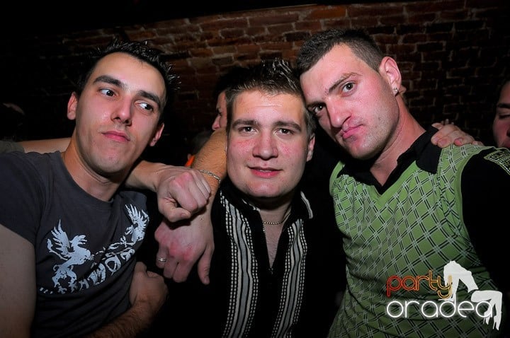 Escape Party sâmbătă seara, 