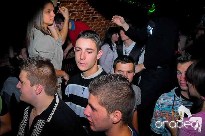 Escape Party sâmbătă seara, 