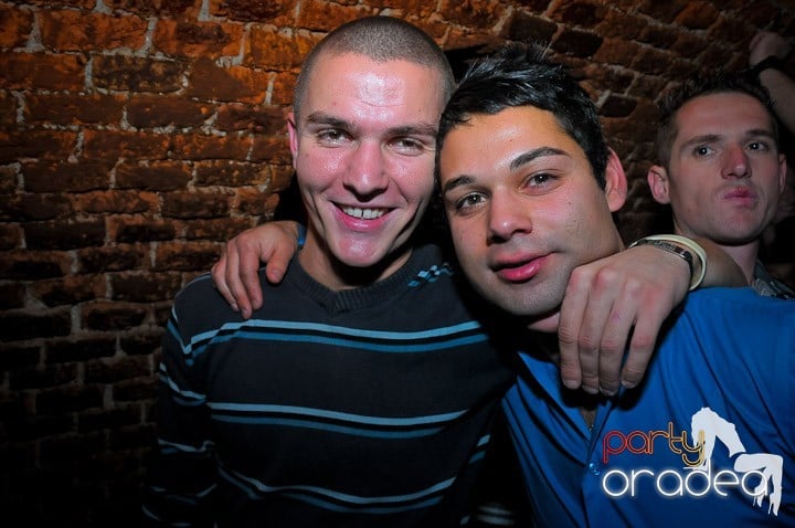 Escape Party sâmbătă seara, 