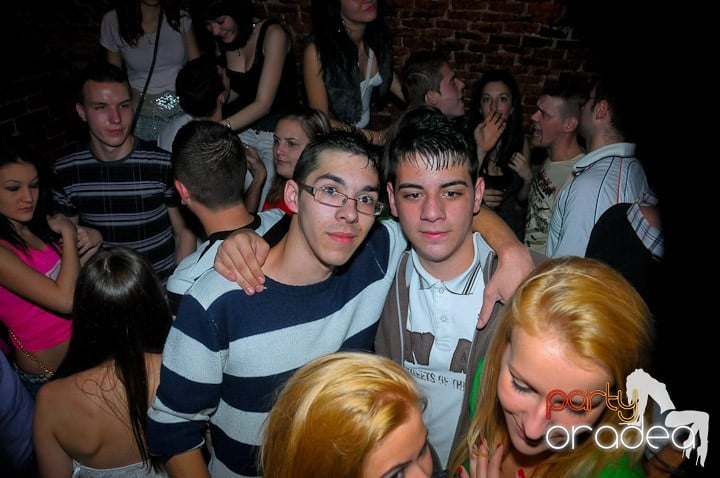 Escape Party sâmbătă seara, 