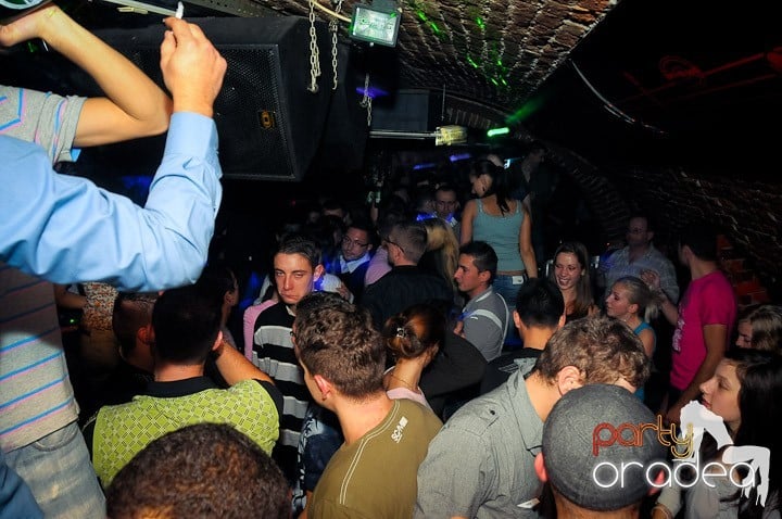 Escape Party sâmbătă seara, 