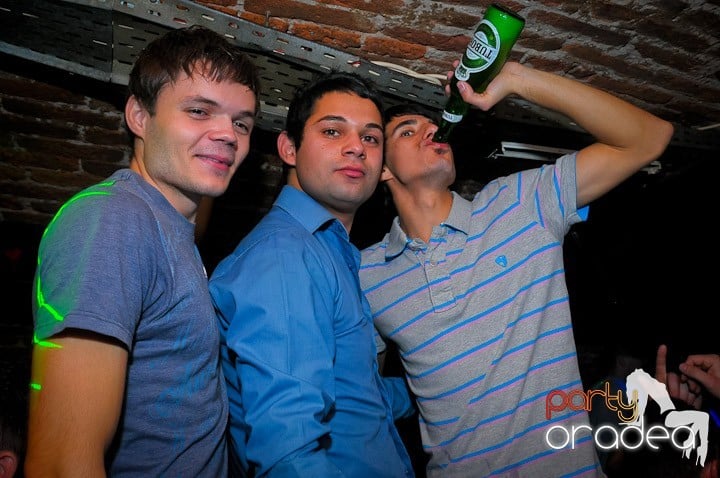 Escape Party sâmbătă seara, 