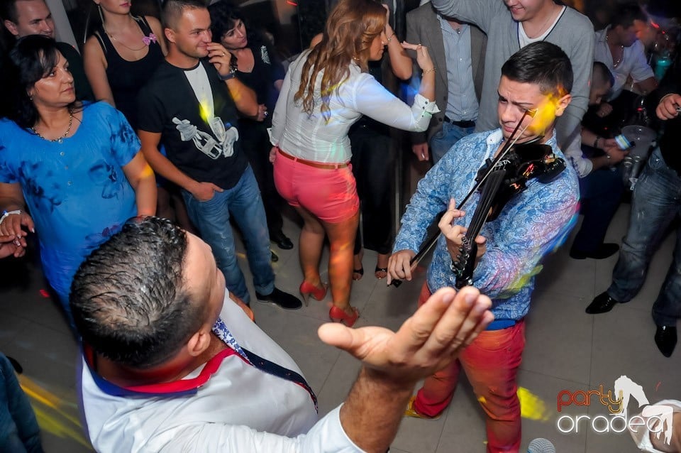 Eveniment special cu invitaţi speciali,