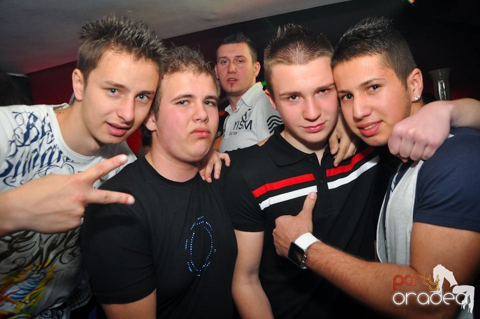Extravaganza Night Party în Club Atti's,