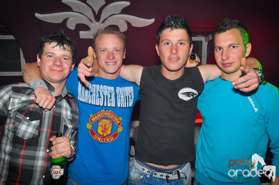 Extravaganza Night Party în Club Atti's,