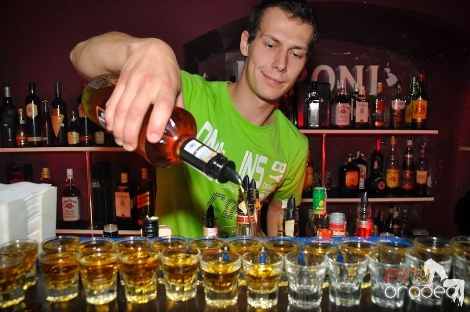 Extravaganza Night Party în Club Atti's,