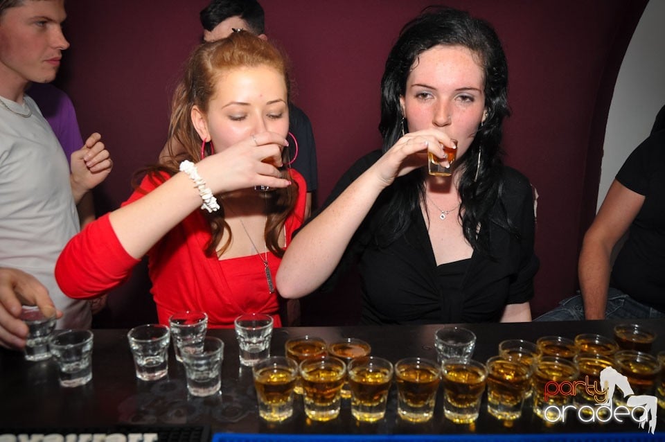 Extravaganza Night Party în Club Atti's,