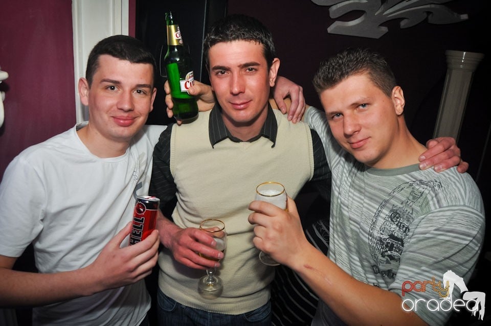 Extravaganza Night Party în Club Atti's,