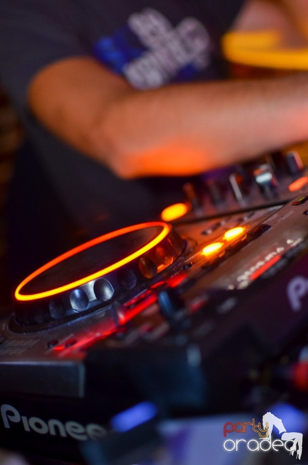 Feel the Beat în Club Escape!, 