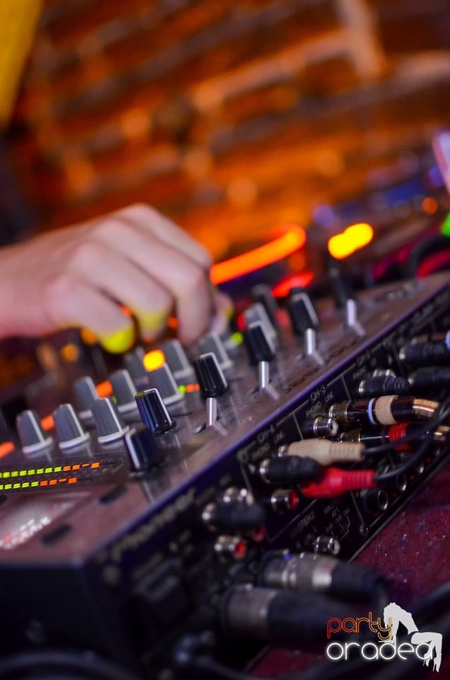 Feel the Beat în Club Escape!, 