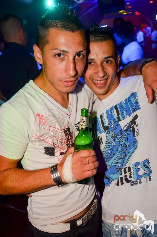 Feel the Beat în Club Escape!, 