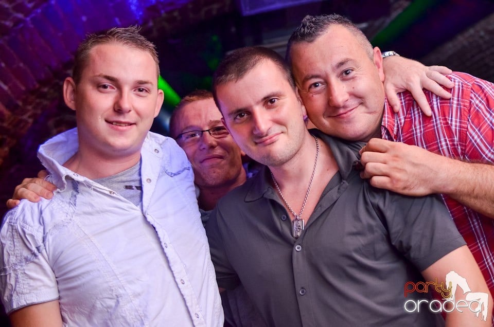 Feel the Beat în Club Escape!, 