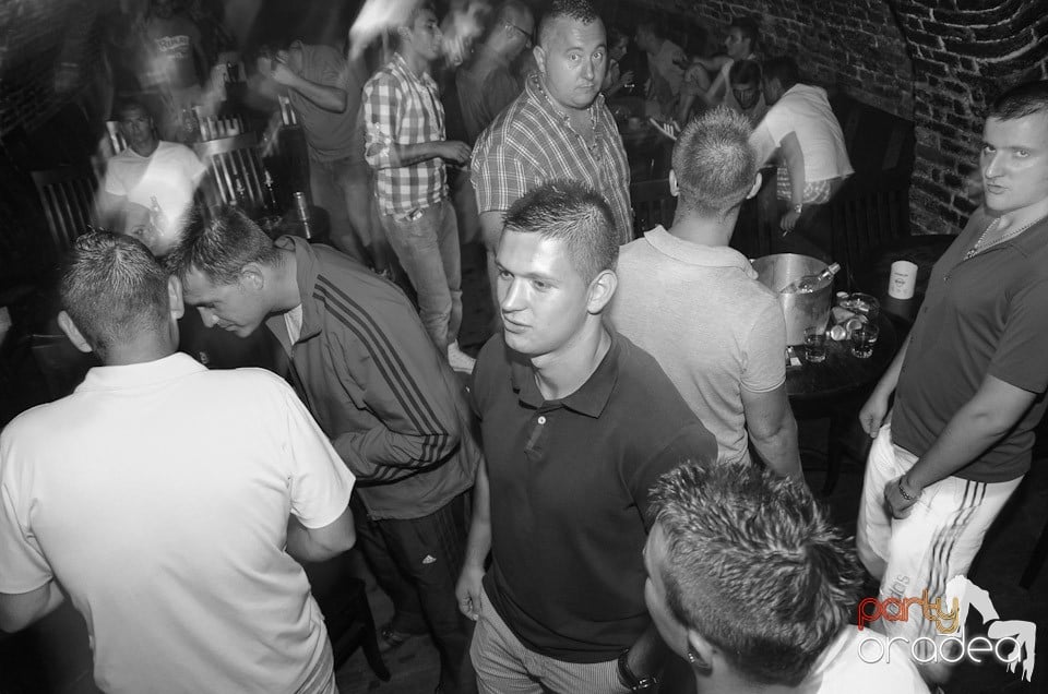 Feel the Beat în Club Escape!, 