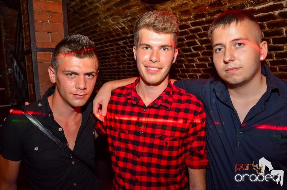 Feel the Beat în Club Escape!, 