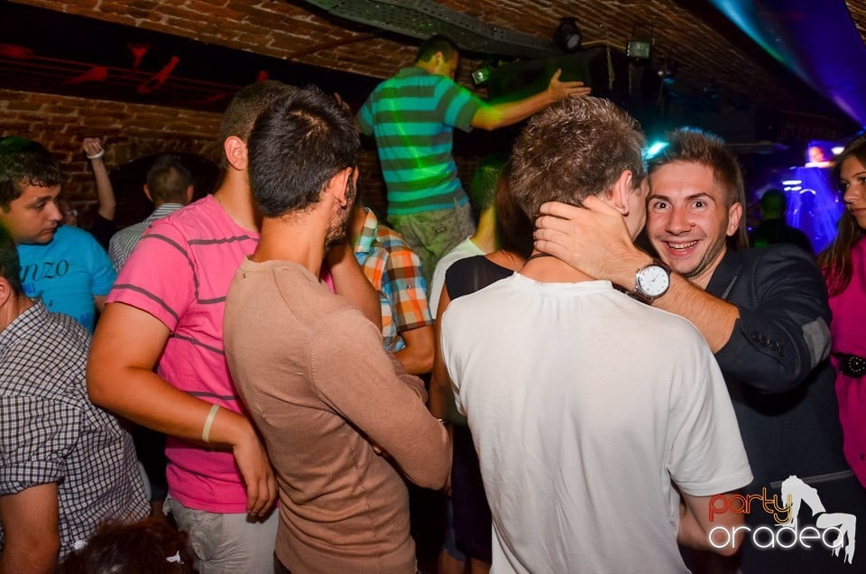 Feel the Beat în Club Escape!, 