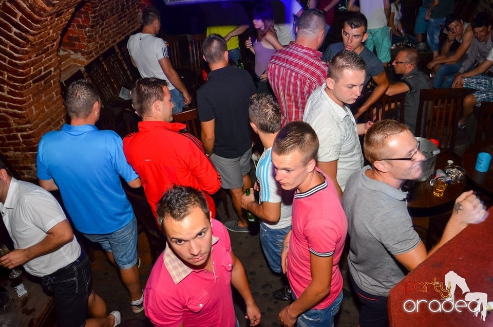 Feel the Beat în Club Escape!, 