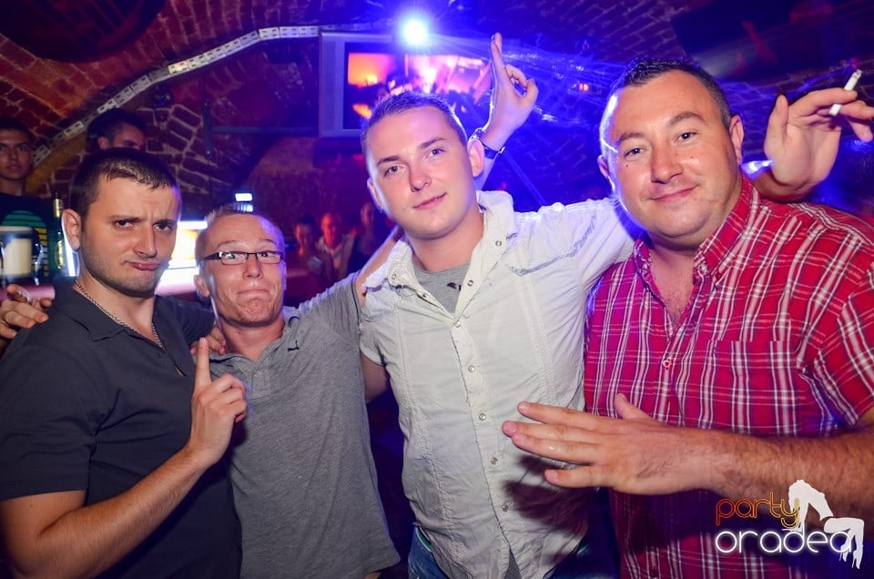 Feel the Beat în Club Escape!, 