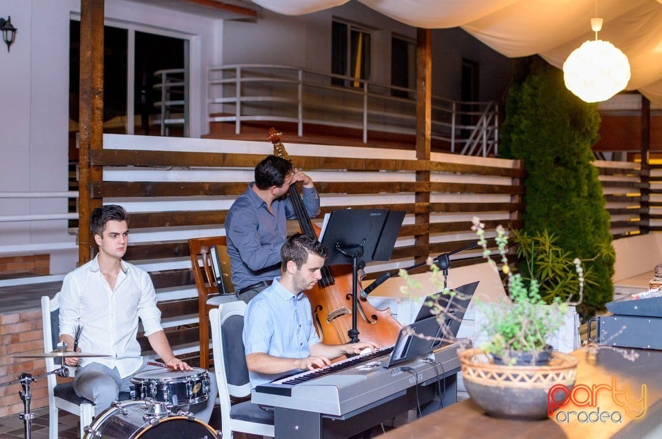 Feel The Music, Vine Summer Garden & Grill