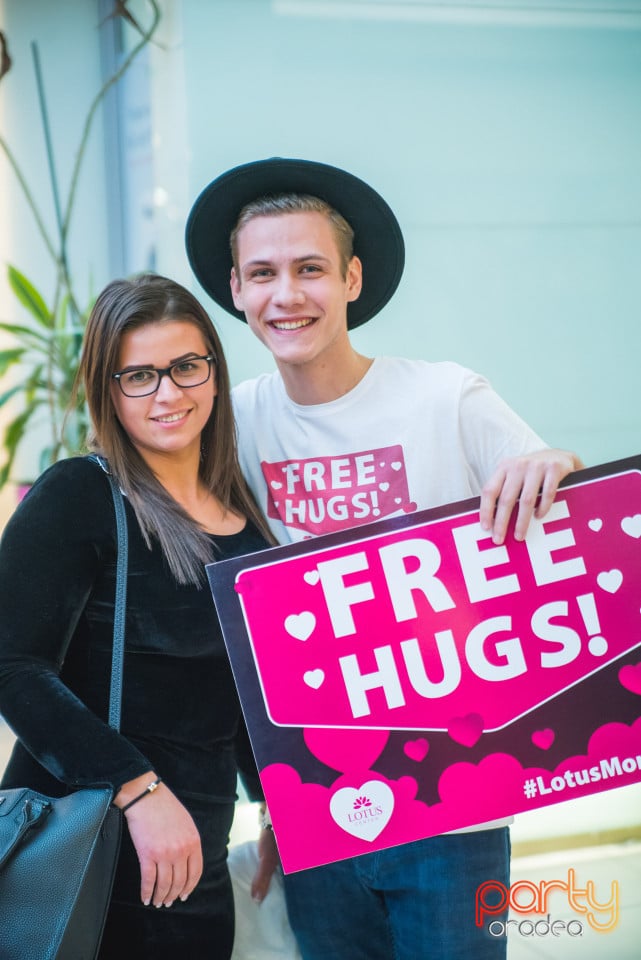 Free Hugs!, Lotus Center