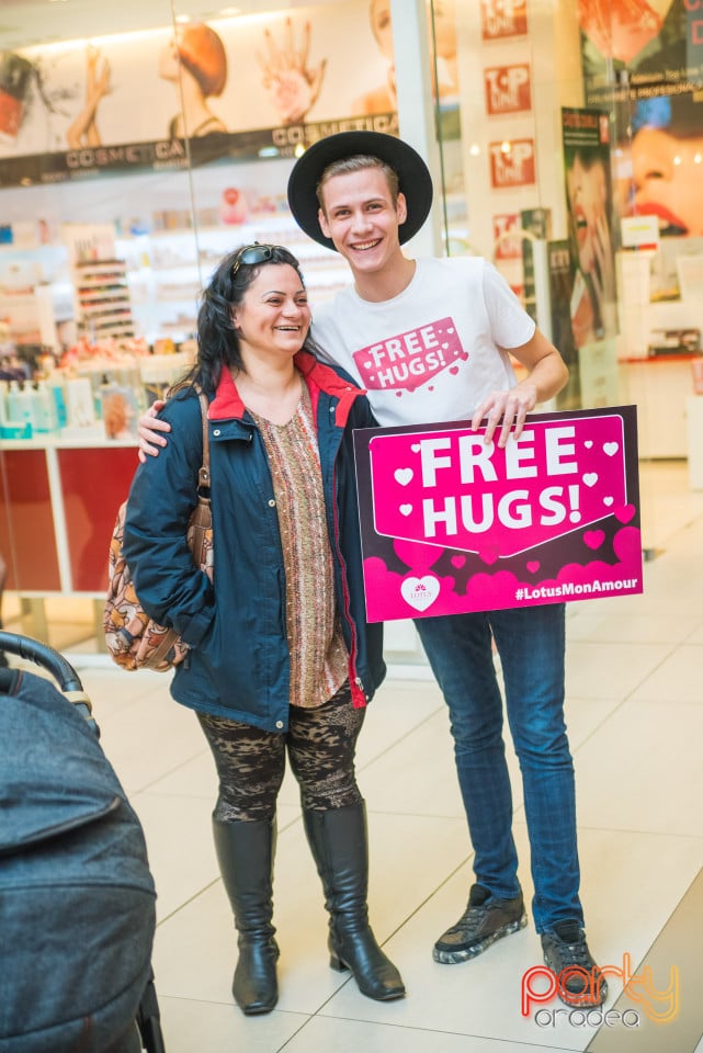 Free Hugs!, Lotus Center