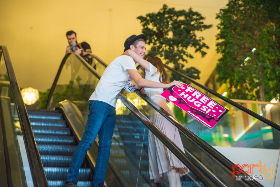 Free Hugs!, Lotus Center