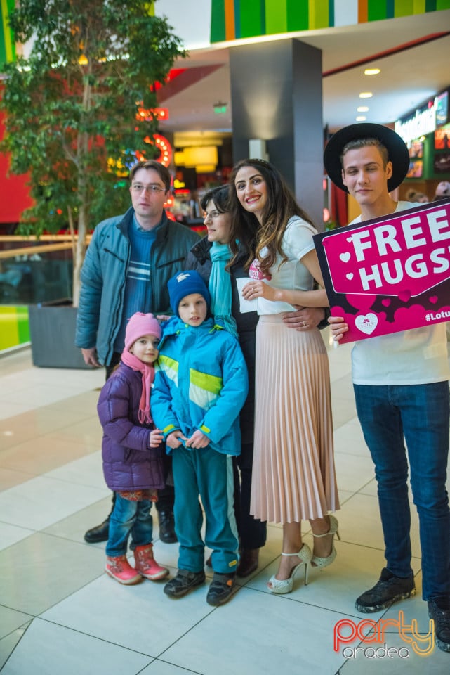 Free Hugs!, Lotus Center