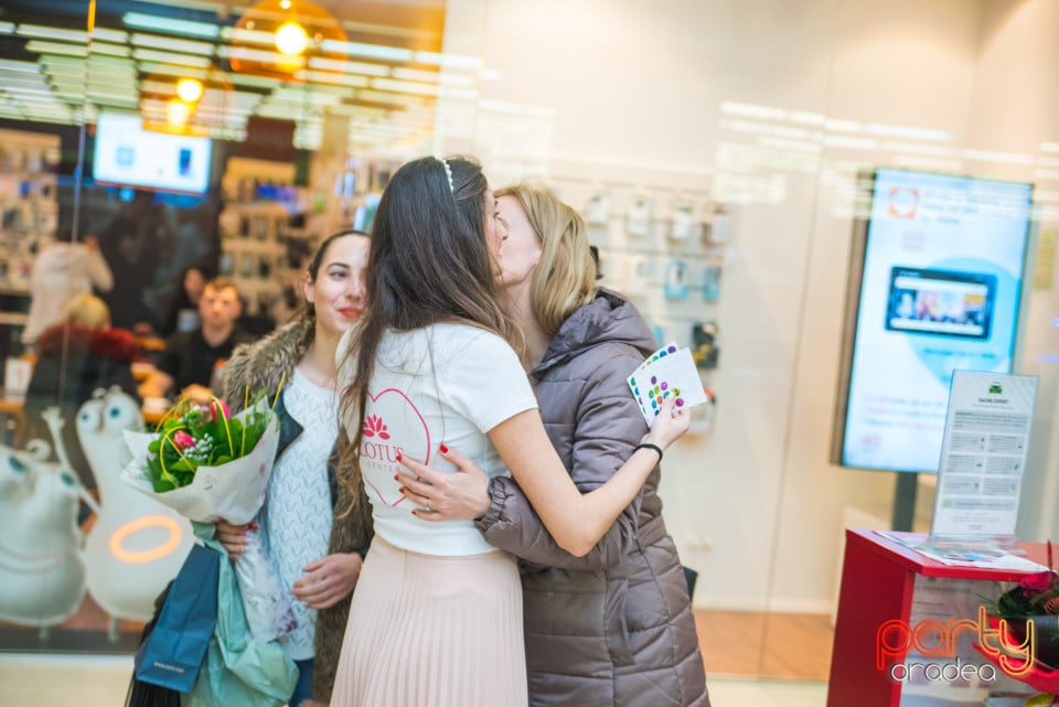 Free Hugs!, Lotus Center