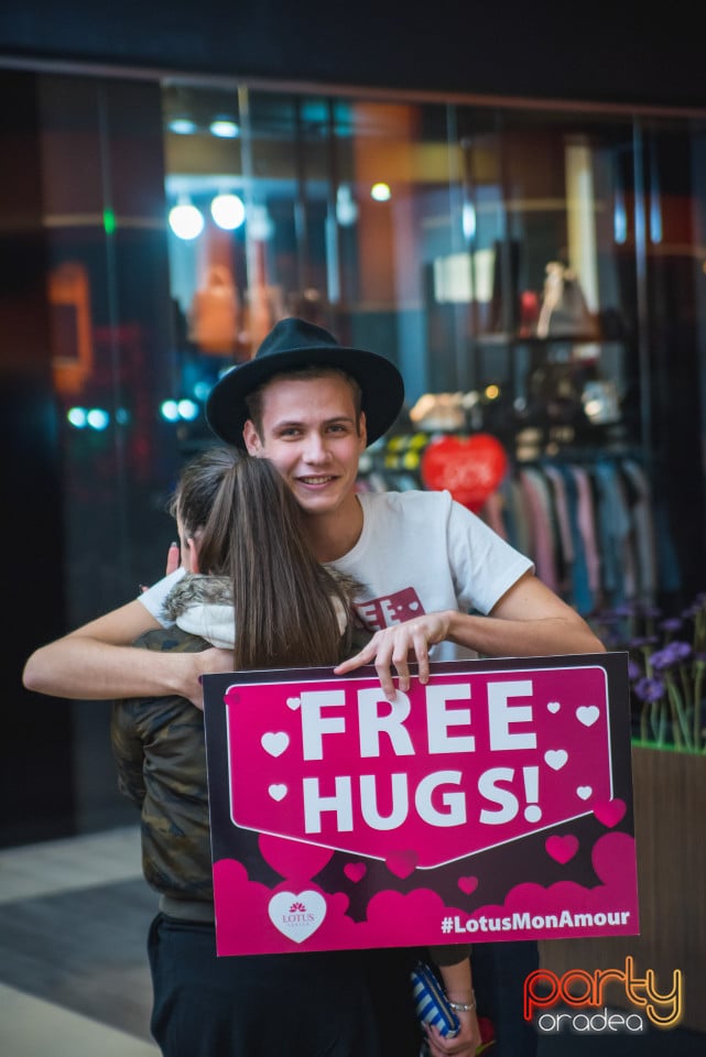 Free Hugs!, Lotus Center