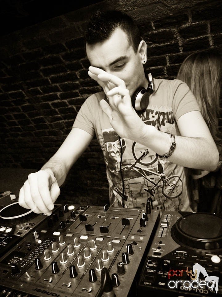 Friday Night Fever în Club Escape, 