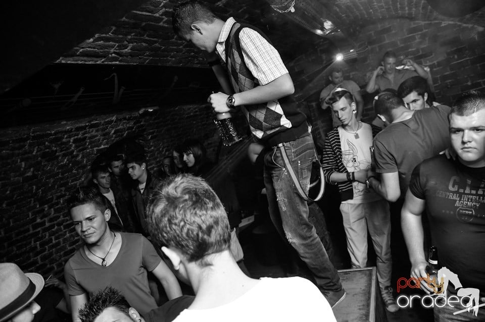 Friday Night Fever în Escape, 