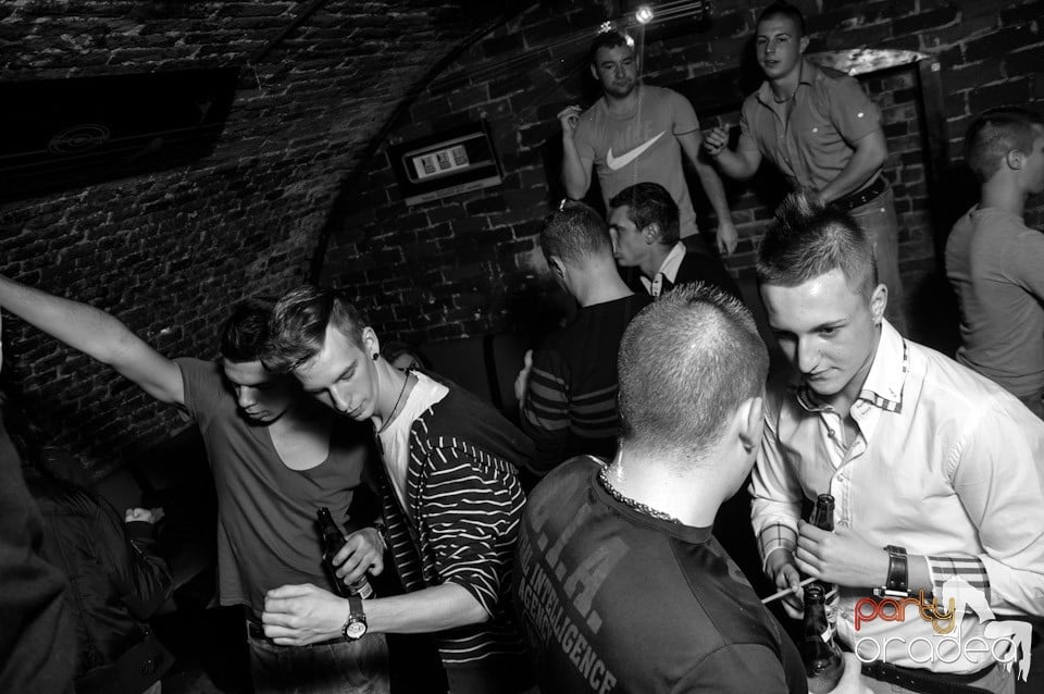 Friday Night Fever în Escape, 