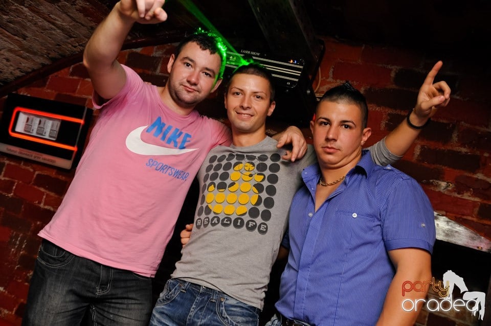 Friday Night Fever în Escape, 