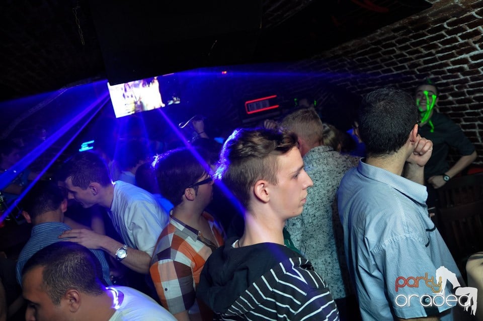 Friday Night Fever în Escape, 