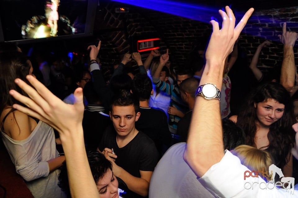 Friday Night Fever în Escape, 