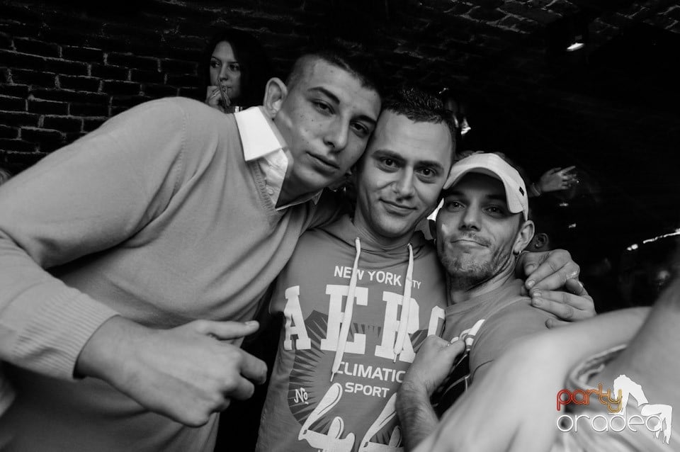 Friday Night Fever în Escape, 