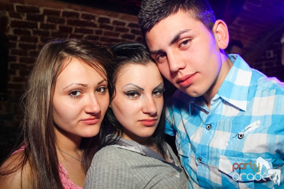 Friday night = party în Escape, 