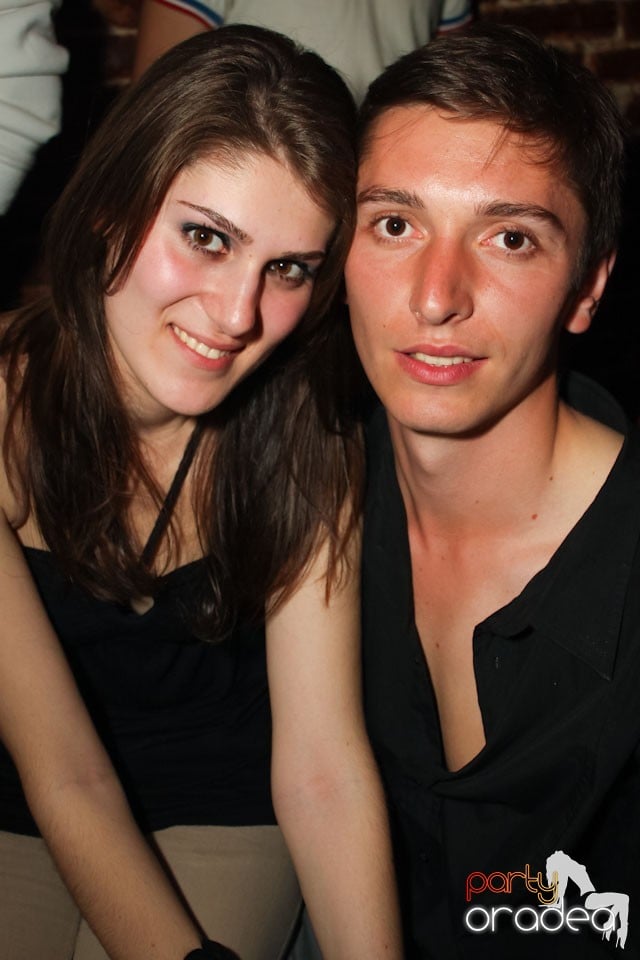 Friday night = party în Escape, 