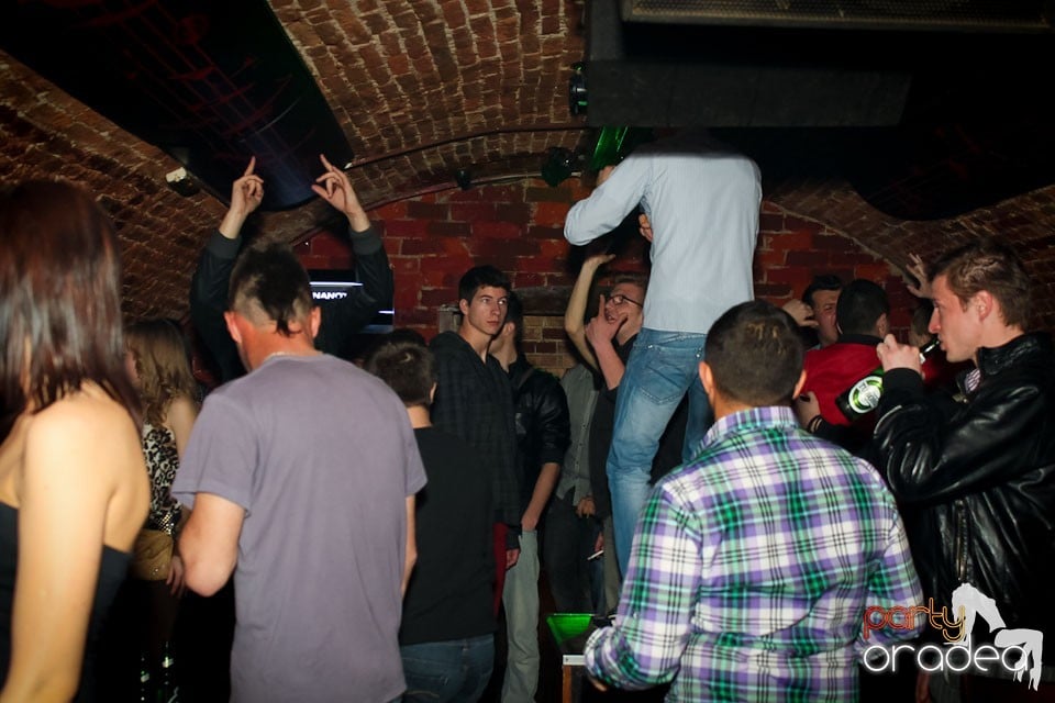 Friday night = party în Escape, 