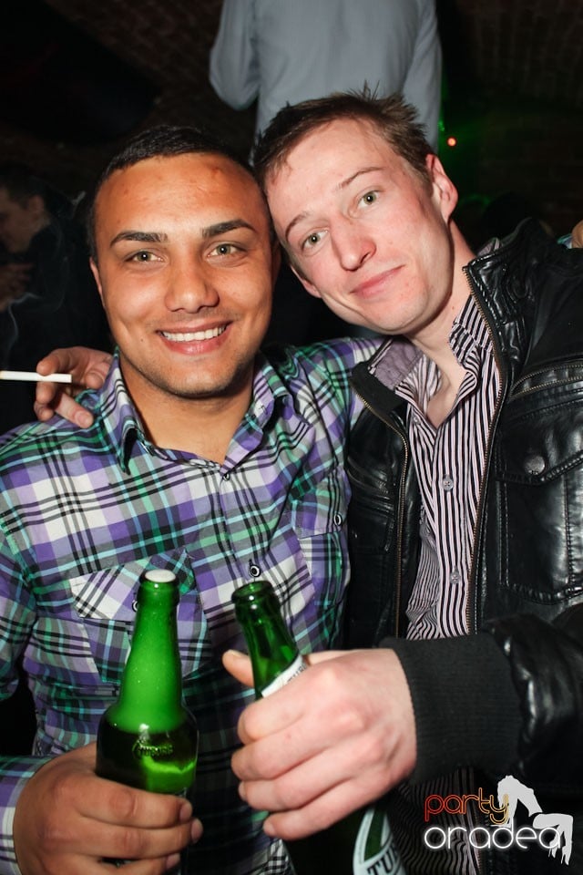 Friday night = party în Escape, 