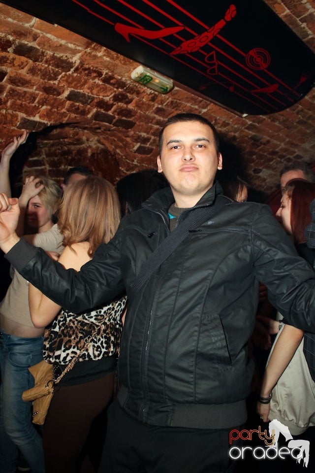 Friday night = party în Escape, 