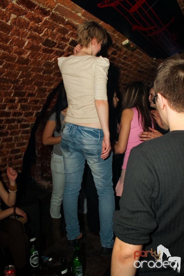 Friday night = party în Escape, 