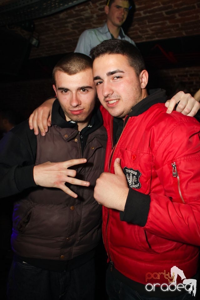 Friday night = party în Escape, 