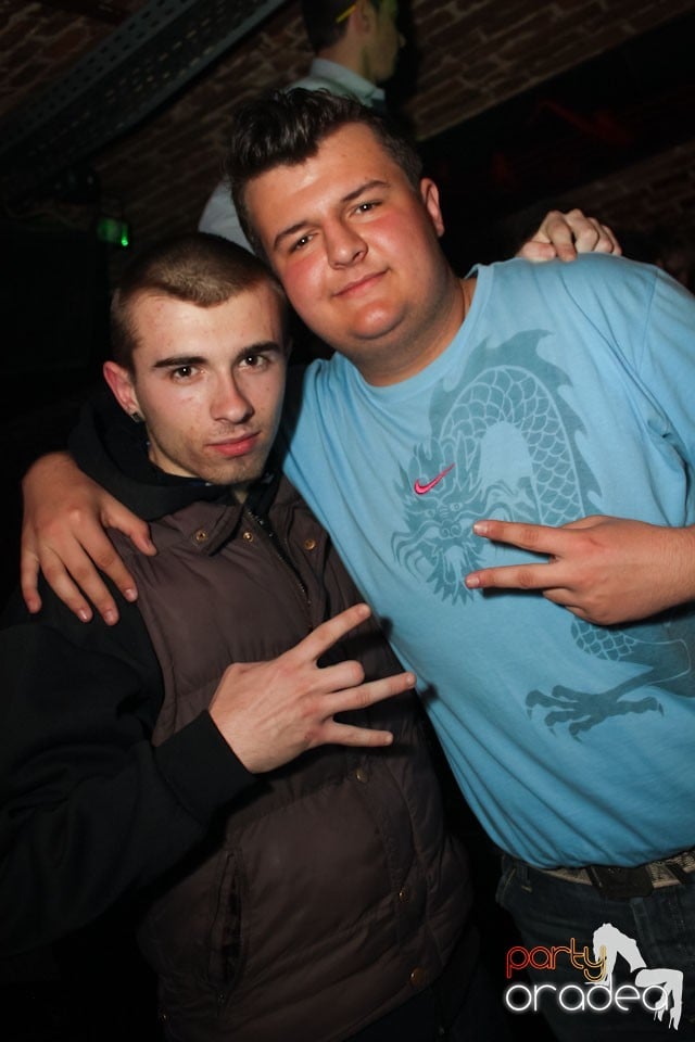 Friday night = party în Escape, 